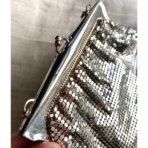 Vintage Whiting & Davis Silvertone Metal Mesh Mini Evening Bag Clutch Wristlet - Picture 5 of 17